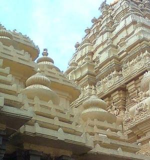 侧面有雕像的建筑