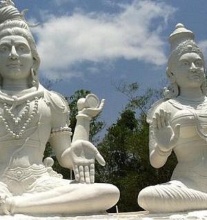 两座白色雕像并排而坐