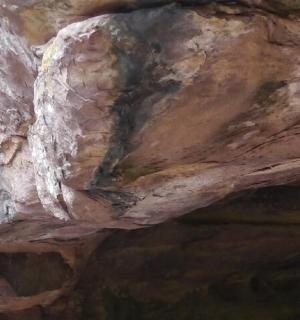 洞穴中岩层的特写