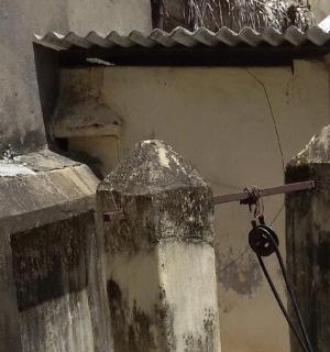 用链条固定在建筑物上的栅栏