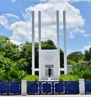 前面有雕像的纪念碑