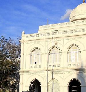 一座顶部有圆顶的白色建筑