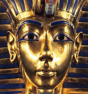 je vystavena zlatá maska Anubise