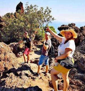 一群人站在岩石山上