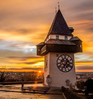 сат-кула са заласком сунца у позадини