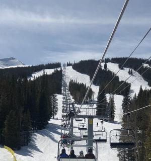 一群人在雪中乘坐滑雪缆车