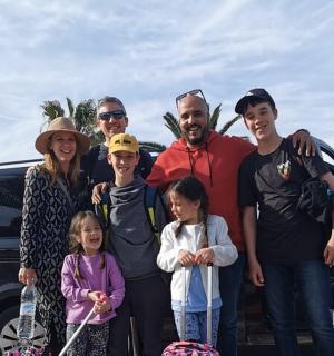 一群人站在一辆车前