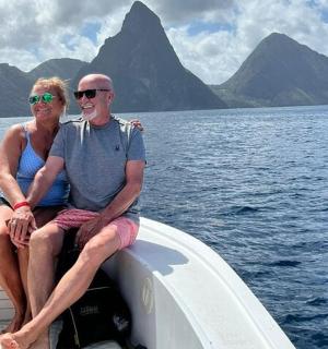 坐在船尾的一男一女