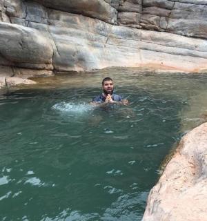 一名男子在动物园的水池里