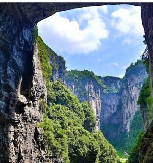 从山洞里看到的峡谷景色