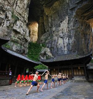 一群人在建筑物前奔跑