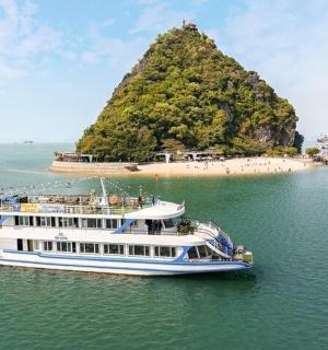 水中有一艘船和一座小岛