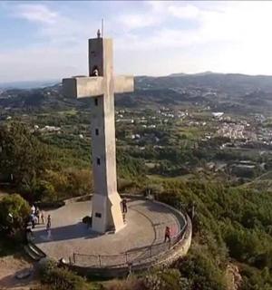 velký bílý kříž na vrcholu kopce