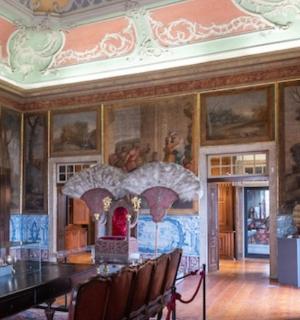 一间有桌子和墙上画作的餐厅