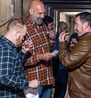 skupina mužů stojících vedle sebe