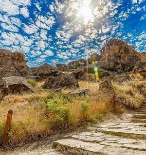 田野里有岩石的一组楼梯