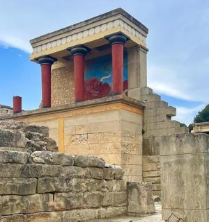 墙顶有红色柱子的建筑