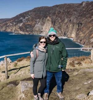 muž a žena stojící na vrcholu hory