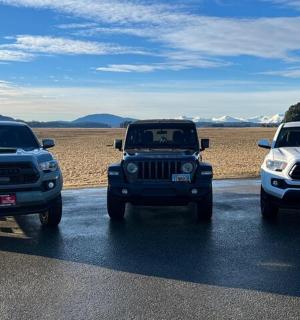 tři nákladní auta parkují na parkovišti