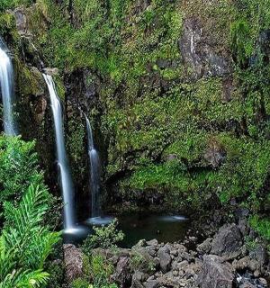 山边的两座瀑布