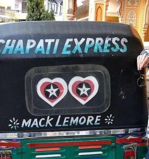 muž a žena stojící před cedulí