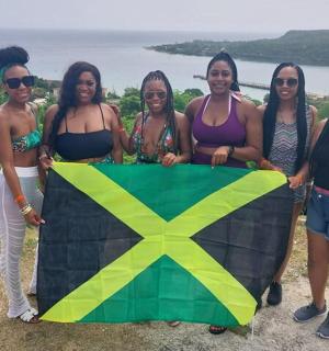 一群女子举着国旗摆姿势拍照