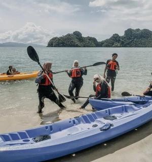 一群人站在船边的水中