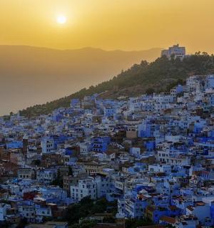 日落时分的蓝色城市舍夫沙万的景色