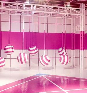 粉色和白色的房间，墙上挂着拐杖糖