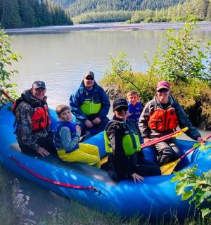 skupina lidí na voru na řece