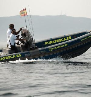 一群人在水中的船上