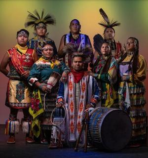 skupina lidí oblečených v kostýmech na jevišti