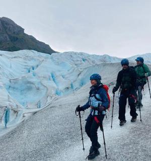 一群人穿着滑雪板在冰川上行走