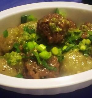 一碗白碗食物，里面有肉和西兰花