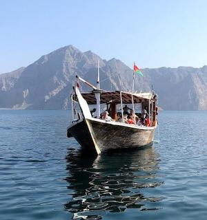 一群人在水中的船上