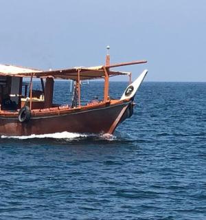 水中央的一艘船