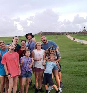 skupina lidí pózujících pro fotografii na golfovém hřišti