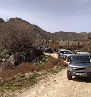 skupina aut zaparkovaných na nezpevněné cestě