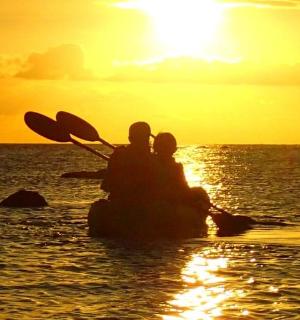 日落时站在海里的人