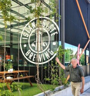 muž stojící před budovou