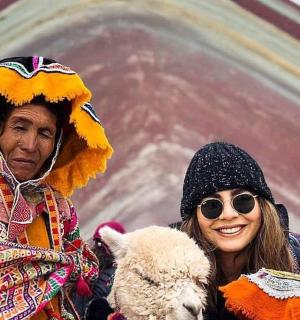 žena stojící vedle muže držícího plyšáka