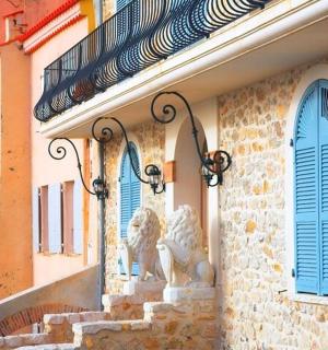 a building with a lion statue on the side of it