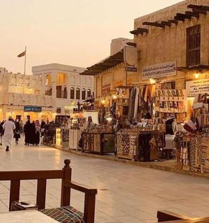 nákupní centrum s lidmi chodícími po ulici