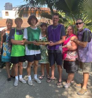 un grup de oameni care pozează pentru o fotografie