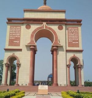 公园里有拱门的大型纪念碑