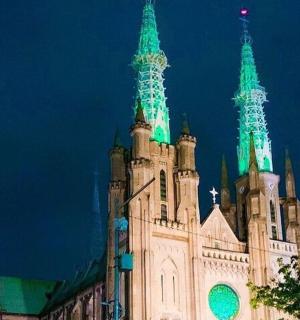 üstünde yeşil ışıklar olan bir bina