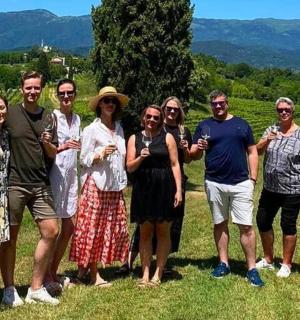 en gruppe mennesker poserer til et billede på en mark