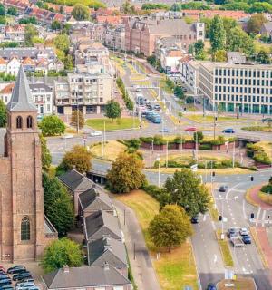 eine Luftaufnahme einer Stadt mit einer Kirche