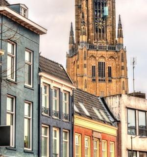 一座高大的钟楼和一栋大楼