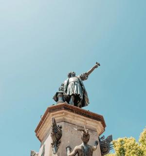 פסל של אדם על גג בניין